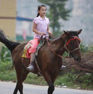 骑马孩子图片