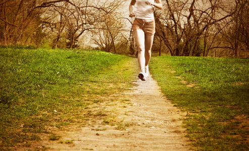 绿色森林里的女跑步者。