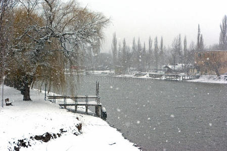 暴风雪中的水位和河流图片