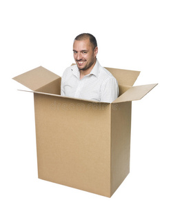 一个纸箱里的男人。