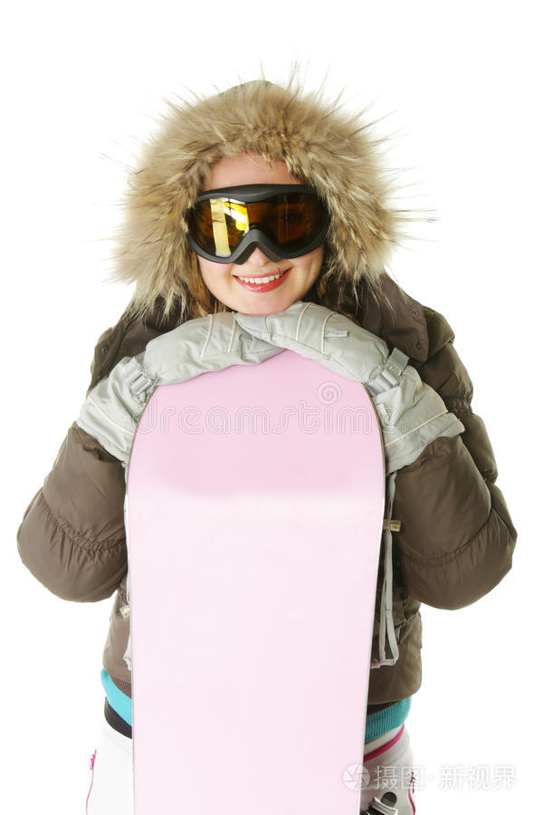 带着滑雪板的风帽微笑的女人