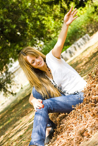 快乐的年轻女子扔树叶