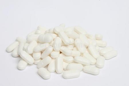 各式各样的富有色彩的药片,药丸,药物向白色的背景.