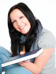 微笑的女学生拿着书