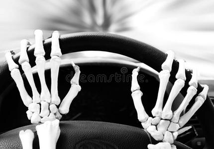 手方向方向盘上的骷髅手照片