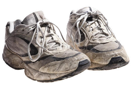 又脏又旧的运动鞋照片