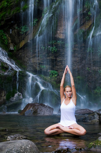 瀑布附近的瑜伽练习