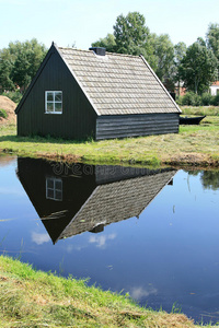 泥炭区的荷兰小木屋