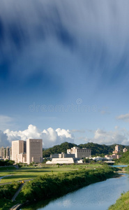 河边房屋的城市景观