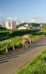 河岸自行车司机城市景观