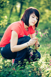 手持春花的美女