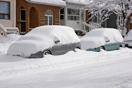 被雪覆盖的汽车