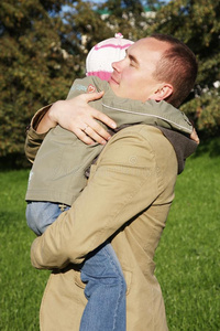 父亲拥抱他的小女儿