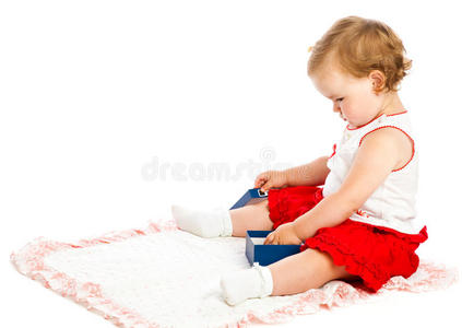 小女孩在地毯上玩