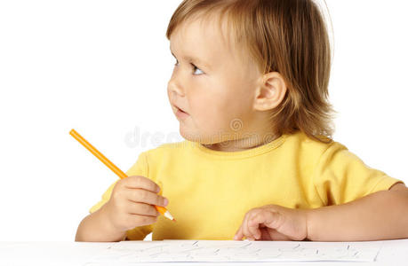 可爱的孩子用蜡笔画画