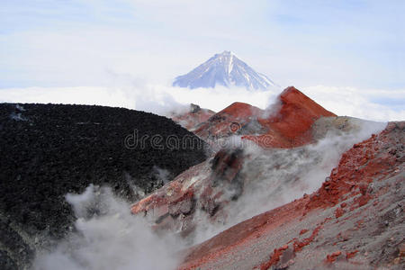 在火山顶部