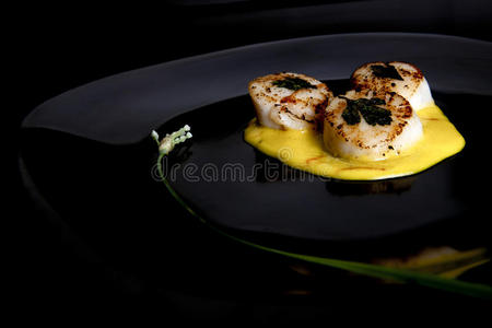 水平烩饭烧扇贝香煎的扇贝新鲜扇贝壳扇贝在黑色的石