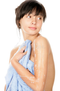 女人用毛巾擦干身体照片