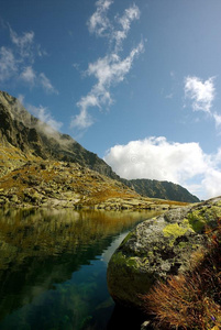 山湖巨石