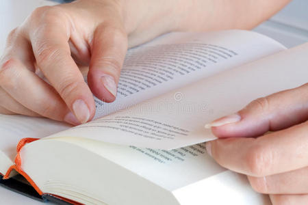 读书的手图片