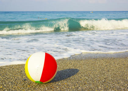 沙滩上的球