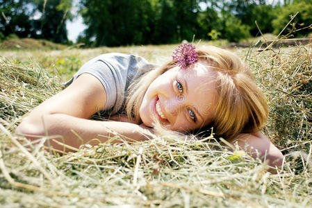 躺在稻草上的女人