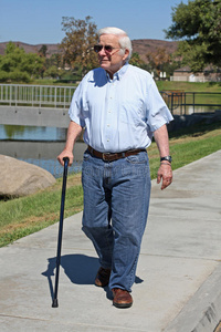 亚洲年轻男子拄着拐杖与树背景腿部石膏和拐杖拄着拐杖的老男人的手