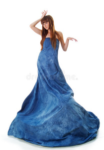 优雅迷人的蓝裙女人