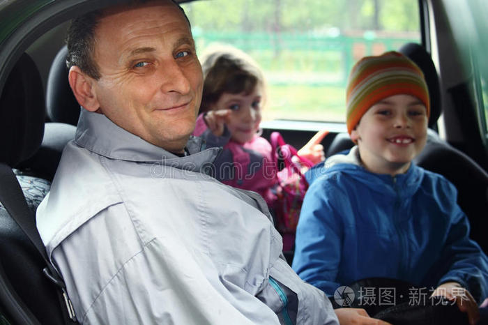 男人和孩子坐在车里