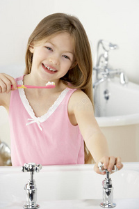 小女孩在洗手池刷牙图片
