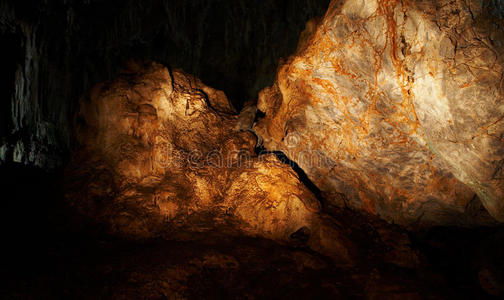 山洞里的琥珀色岩石图片