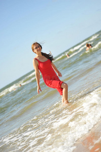 年轻漂亮的女人在海滩上玩