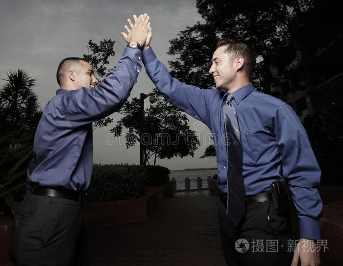 两个生意人互相击掌