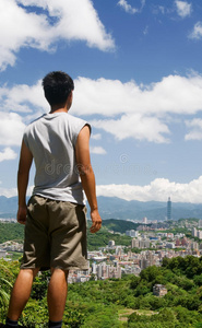 站着男人的美丽城市风景图片