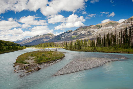 班夫国家公园的蔚蓝河加拿大罗基山脉