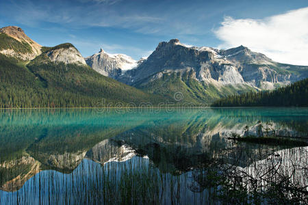 加拿大雅荷国家公园的翡翠湖