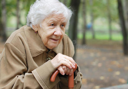 一位年长妇女的画像