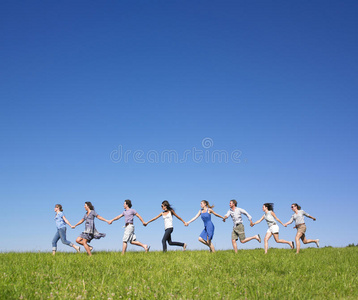 组手牵手跑照片