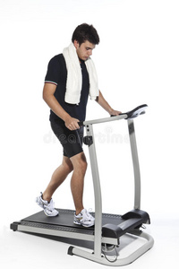 健康的年轻人在跑步机上锻炼