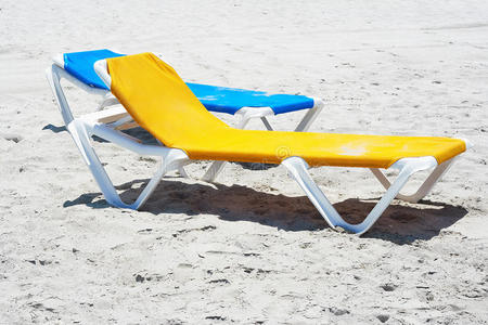 荒芜的海滩上的几把沙滩椅