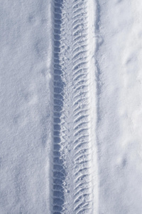 雪地里的汽车轮胎轨道