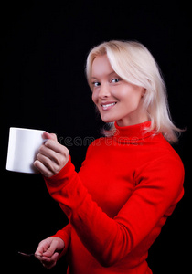 迷人微笑的金发女郎喝茶