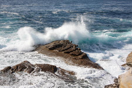 波浪撞击岩石