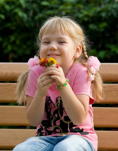 带花的可爱小女孩。
