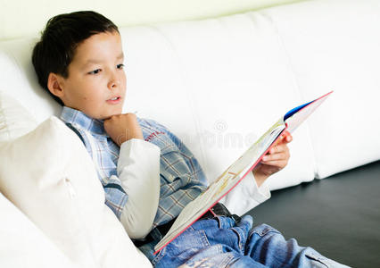 男孩在看书