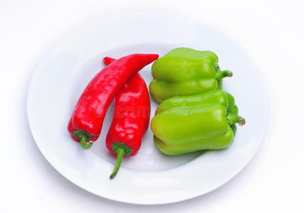 白盘子里的红辣椒和绿辣椒图片