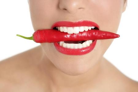 美女牙齿吃红辣椒