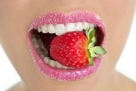 女人口中美味的草莓图片