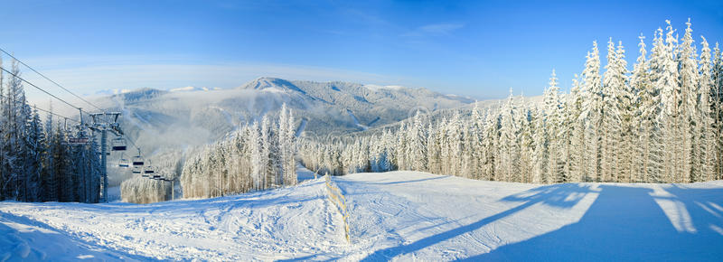 带滑雪缆车的冬季山地景观