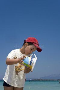 在海滩上玩耍的男孩